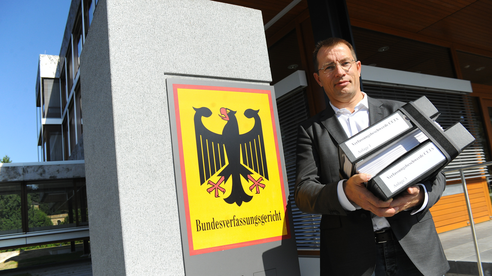 Roman Huber ist mit Akten vor dem Bundesverfassungsgericht.