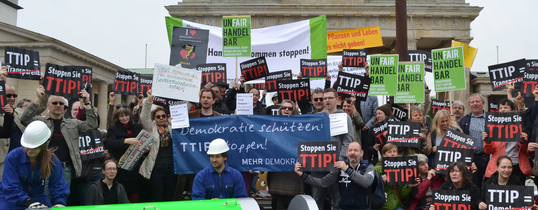 Vor dem Brandenburger Tor ist eine Protestaktion gegen TTIP.
