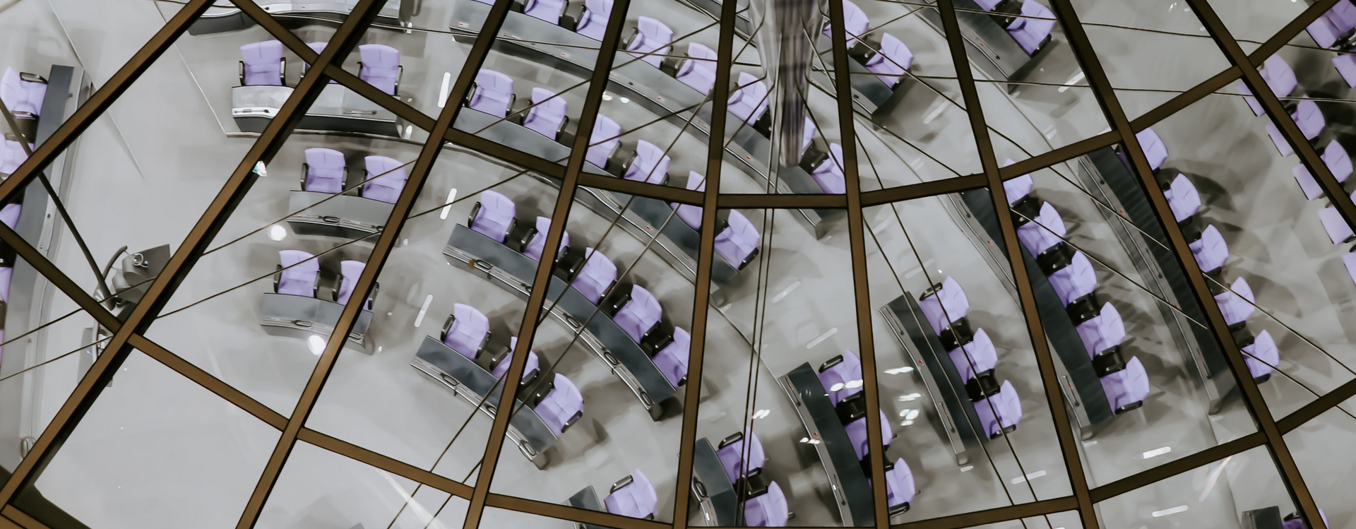 Überschrift: Parlamentsreform. Man sieht den deutschen Bundestag von oben durch die Kuppel, welcher komplett leer ist.