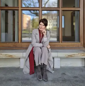 Ein Porträt von Claudine Nierth.