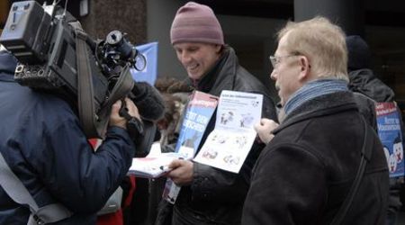 2007-02-13-eroeffnungskundebung-mayer-comic-rettet-den-volksentscheid Rettet den Volksentscheid: Volksbegehren in Hamburg 2007