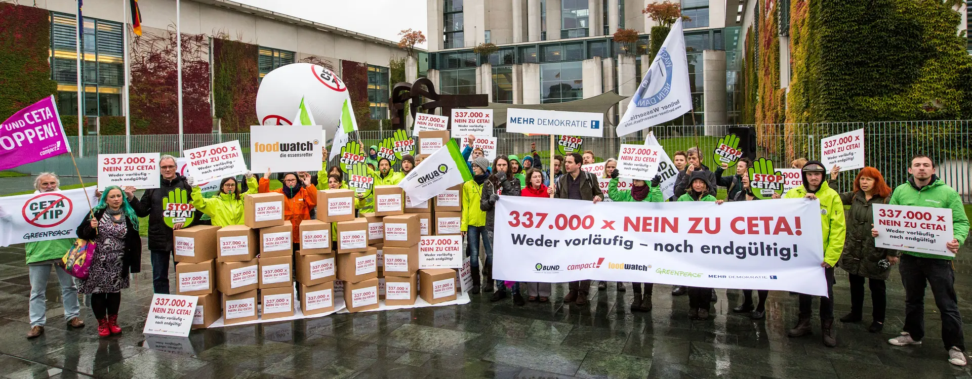 Eine Protest Aktion vor dem Kanzleramt von Mehr Demokratie, compact! Greenpeace und weiteren Organisationen. Auf dem Transparent steht "337.000 x NEIN ZU CETA, Absatz Weder vorläufig - noch endgültig"