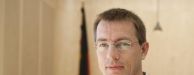 Ein Porträt von Roman Huber, ist zu sehen. Er ist Geschäftsführender Bundesvorstand.