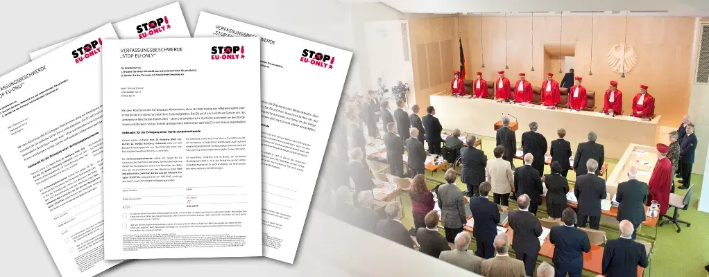 Links im Bild sind vier Blätter mit der Aufschrift "Verfassungsbeschwerde "STOP EU-Only"". Rechts im Bild sind man das Bundesverfassungsgericht, alle Menschen stehen gerade.