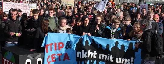 (Foto by Cornelia Reetz | Lizenz: CC BY-SA 2.0) Ein Protestmarsch gegen CETA und TTIP ist zu sehen.