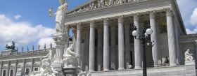 Das Parlament von Österreich ist von außen zu sehen.