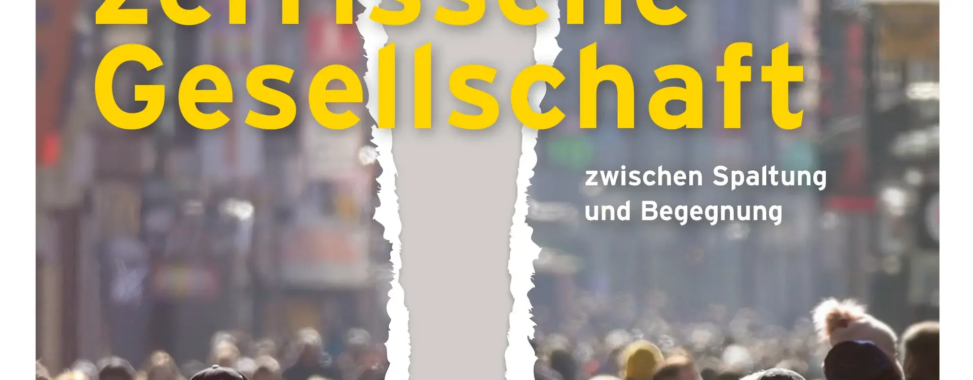 Zu sehen ist das Deckblatt von der Magazin Ausgabe vom 03.2023. Das Bild zeigt eine Menschenmenge in einer Fußgängerzone, doch von oben nach unten verläuft ein 3 cm langer Papierriss. Oben-mittig steht: Die zerrissene Gesellschaft, Absatz zwischen Spaltung und Begegung.