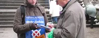 Anne Dänner sammelt Unterschriften in Hamburg.