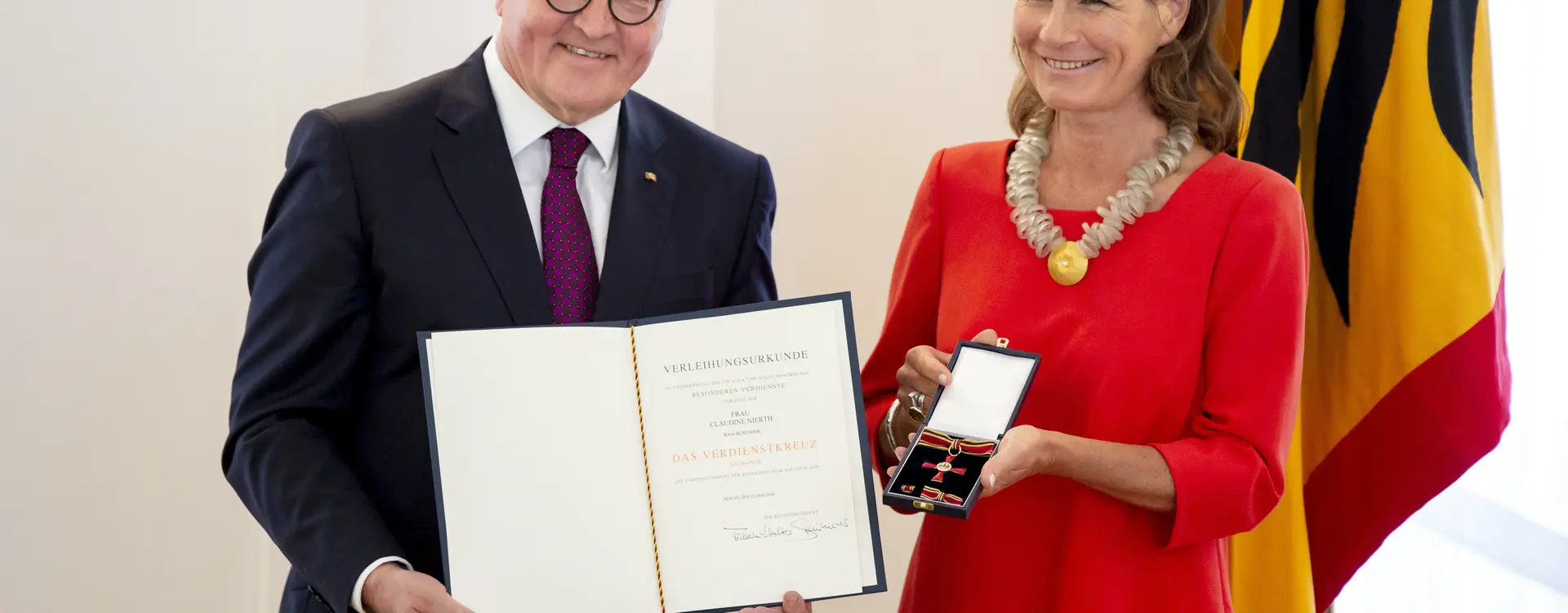 Claudine Nierth wurde von Frank Walter Steinmeier mit dem Verdienstorden der BRD ausgezeichnet auf dem Bild.