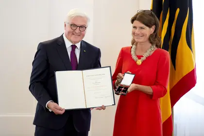 Frank-Walter Steinmeier überreicht Claudien Nierth das Bundesverdienstkreuz
