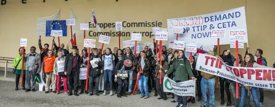 Vor dem Gebäude der Europäischen Kommission stehen Demonstranten.