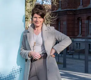 Ein Porträt von Claudine Nierth.