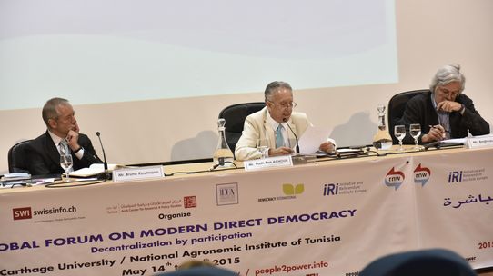 (Links sitzt Bruno Kaufmann, in der Mitte Yadh Ben Achour und rechts Andreas Gross, Schweizer Nationalrat | Foto: Michael von der Lohe | Lizenz: CC BY-SA 2.0)