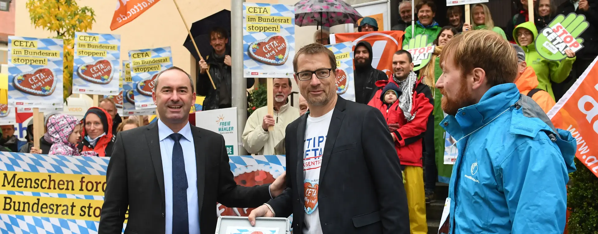 Auf dem Bild ist Hubert Aiwanger mit Roman Huber bei einem Protest gegen CETA.