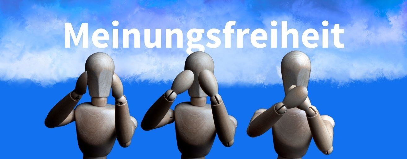 Drei Gliederpuppen, linke hält sich Ohren, mittlere Augen und rechte Mund zu. Blauer, halbhoch wolkenähnlicher Hintergrund mit Schriftzug "Meinungsfreiheit"