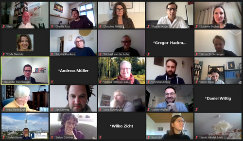 Man sieht einen Zoom Anruf mit mindestens 25 Menschen.