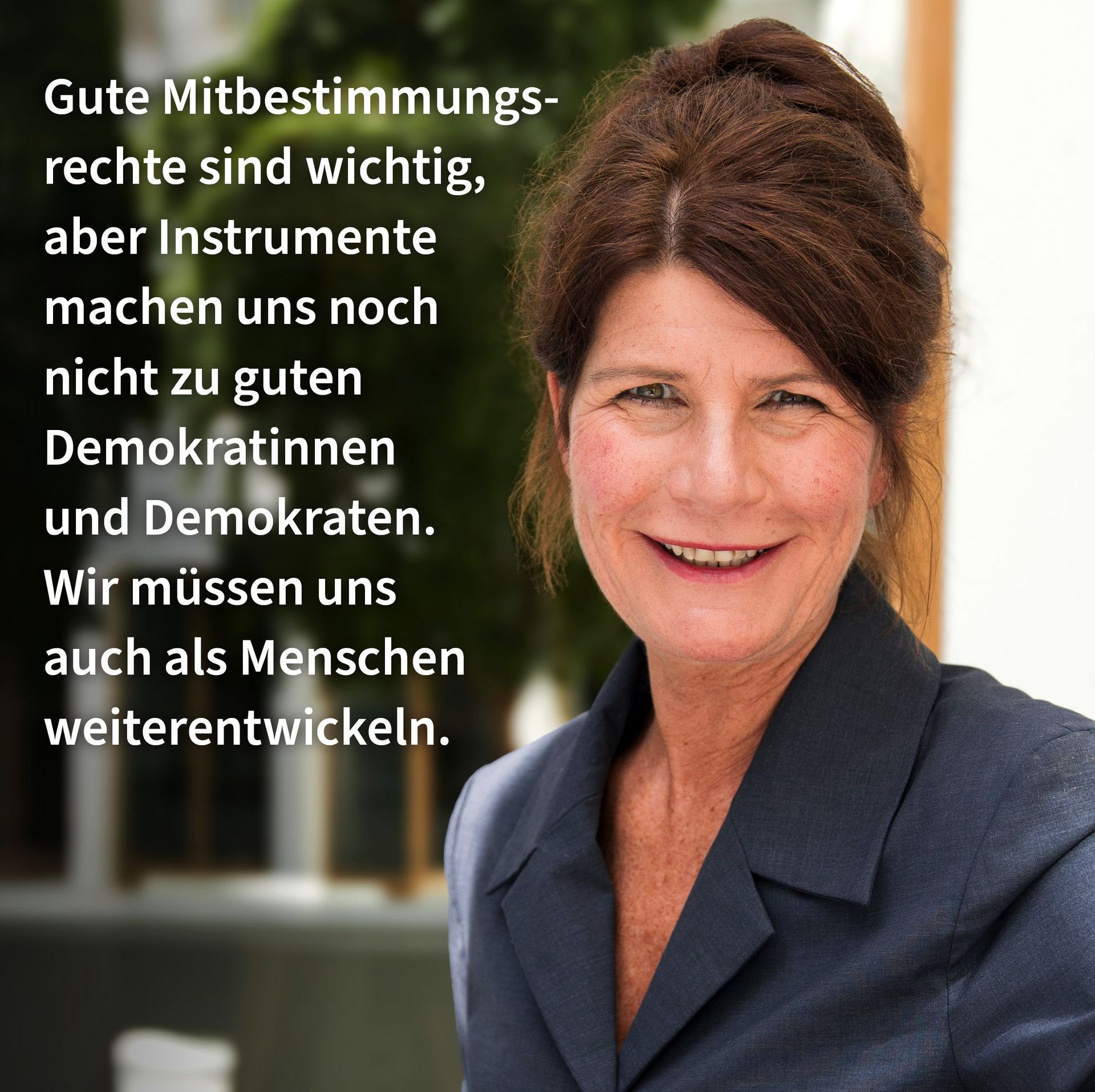 Ein Porträt von Claudine Nierth. Sie ist Bundesvorstandssprecherin. Links neben ihr ein Zitat "Gute Mitbestimmungsrechte sind wichtig, aber Instrumente machen uns noch nicht zu guten demokratinnen und Demokraten. Wir müssen uns auch als Menschen weiterentwickeln".