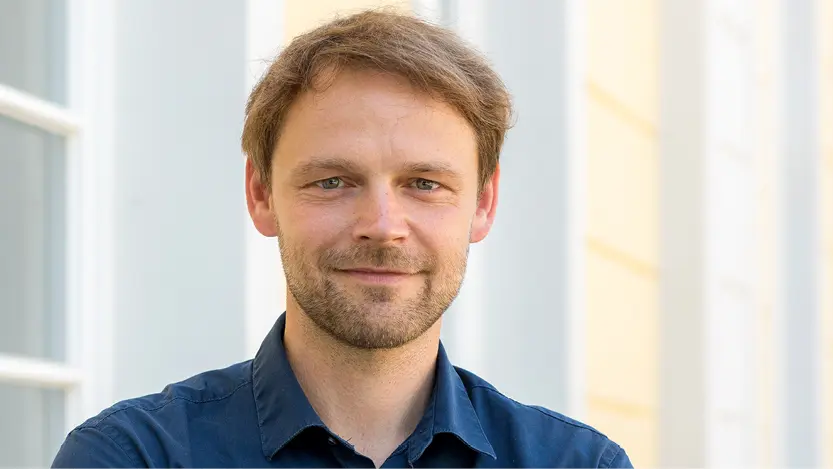 Ein Porträt von Simon Strohmenger. Projektleiter Consul bei Mehr Demokratie