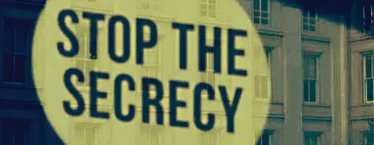 stopthesecrecy Auf dem Bild wird ein Gebäude angestrahlt, mit den Worten "STOP THE SECRECY".