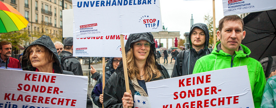 Zu sehen ist ein Protestmarsch, welcher den Stopp von TTIP & CETA fordert.