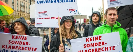 Zu sehen ist ein Protestmarsch, welcher den Stopp von TTIP & CETA fordert.