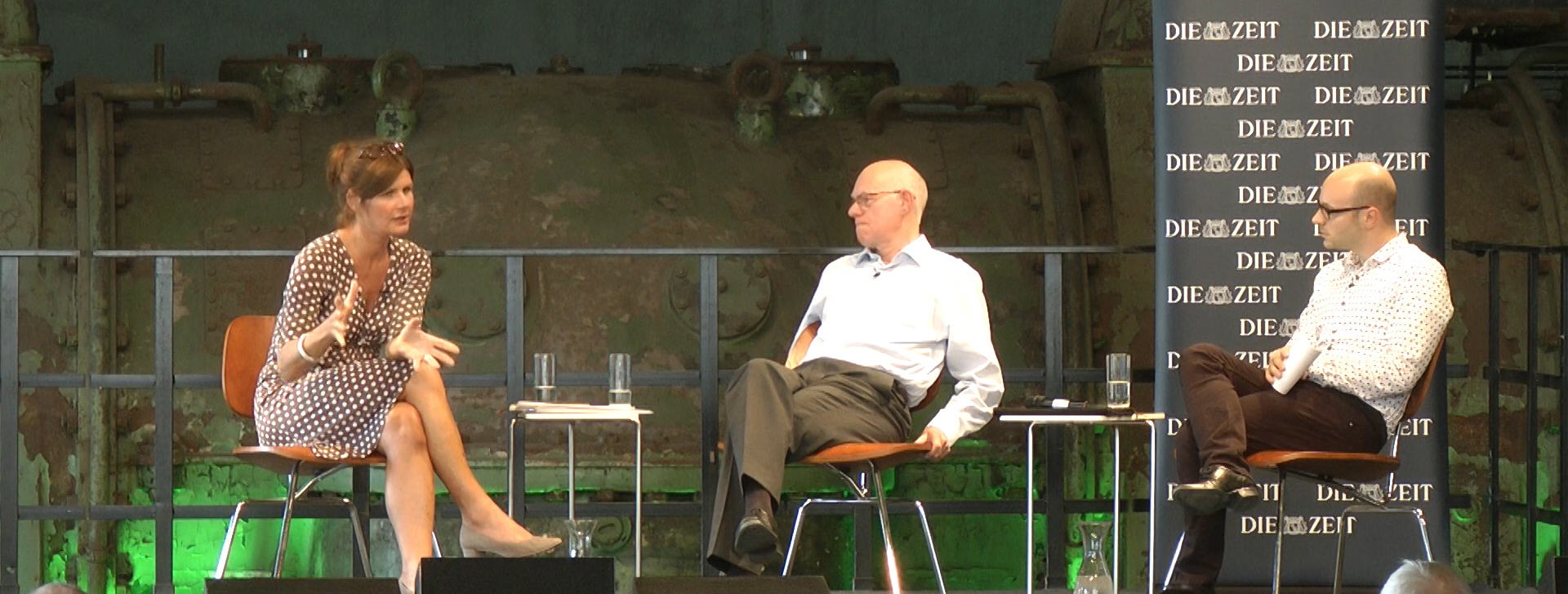 Auf dem Bild diskutiert Claudine Nierth mit Prof. Dr. Norbert Lammert auf einer Bühne.