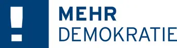 Das Logo von Mehr Demokratie ist zu sehen.