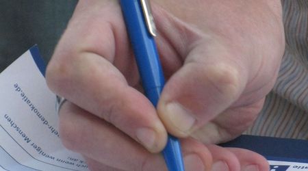 2009-09-22-grundgesetztour-essen-unterschrift Volksentscheid ins Grundgesetz