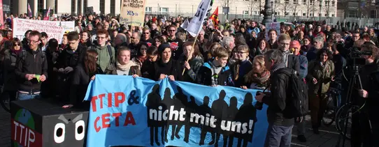 (In Berlin wurde eine riesige Menschenkette vom Potsdamer Platz bis zum Brandenburger Tor gebildet. | Foto by Cornelia Reetz | Lizenz: CC BY-SA 2.0) Zu sehen ist ein Protestmarsch.