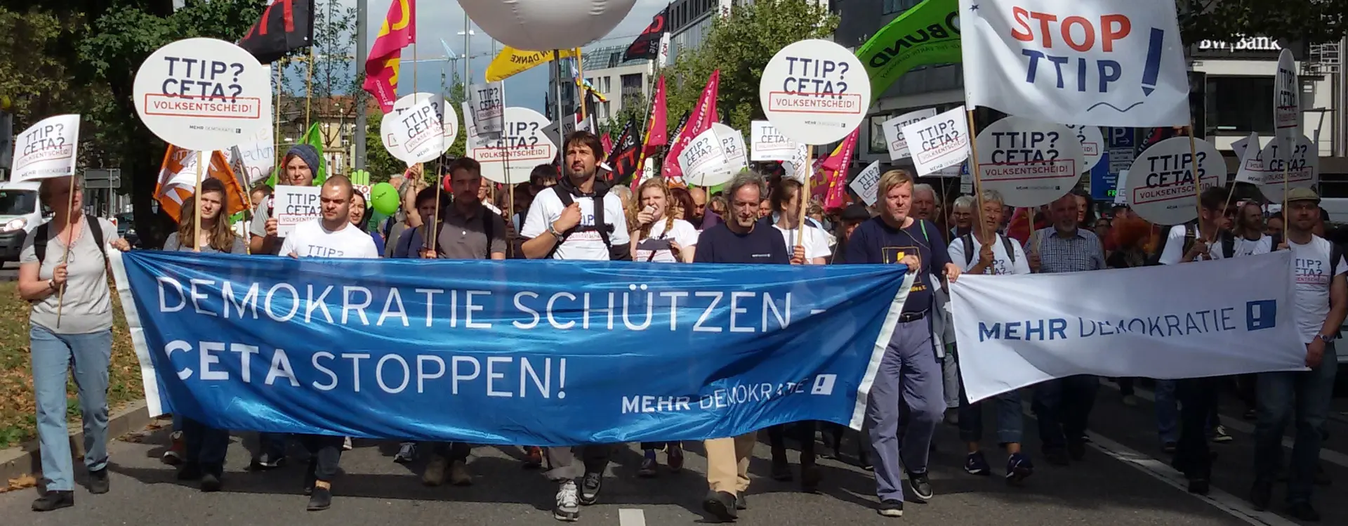 Zu sehen ist eine Protest Aktion von Mehr Demokratie, die einen Volksentscheid zu TTIP und CETA fordern.