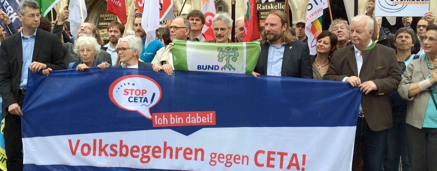 Ein Transparent wird hochgehalten, mit der Aufschrift "Volksbegehren gegen CETA!".