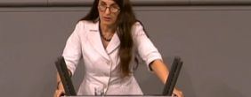 2013-05-18 Bundestagsdebatte Informationsfreiheit Kirsten Lühmann von der SPD hält eine Rede im Bundestag auf dem Bild.