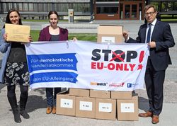 Aktionsbündnis reicht Verfassungsbeschwerde gegen EU-Handelsabkommen mit Singapur ein Aktionsbündnis reicht Verfassungsbeschwerde gegen EU-Handelsabkommen mit Singapur ein