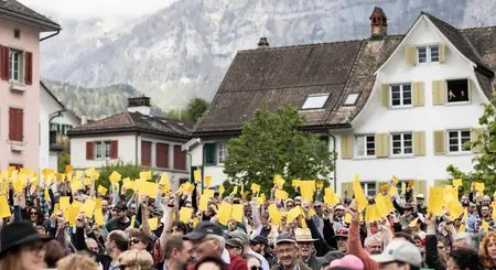 Auf dem Bild ist ein altes Schweizer Haus zu sehen.