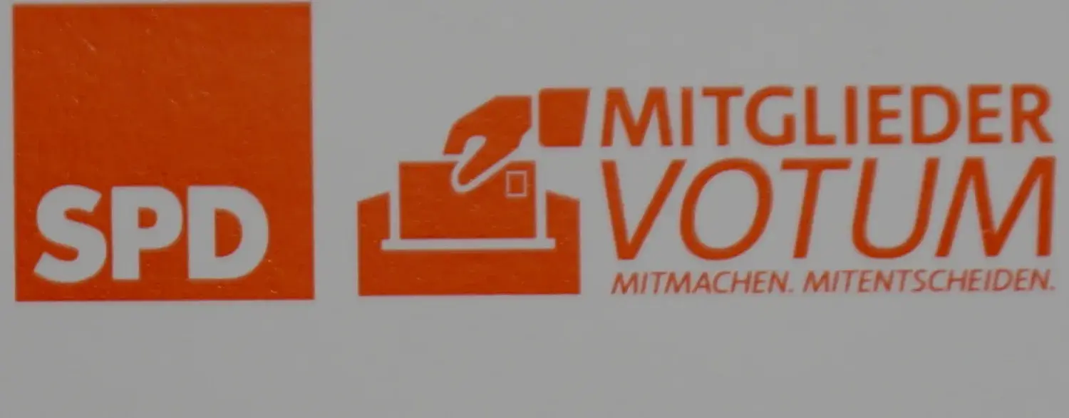 Das Logo der SPD ist zu sehen und rechts daneben "MITGLIEDER VOTUM, Absatz mitmachen. ,mitentscheiden".