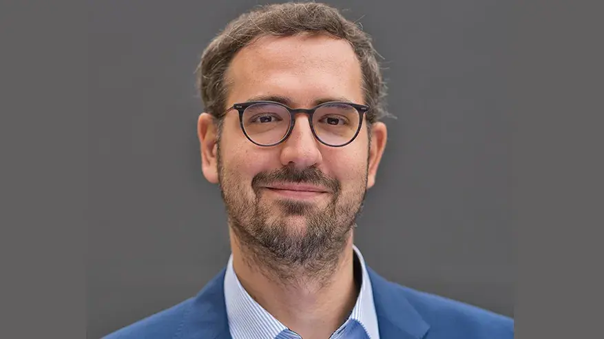 Ein Porträt von Jacob Birkenhaeger. Bundesvorstandsmitglied bei Mehr Demokratie