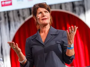 Claudine Nierth hält eine Rede.