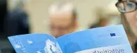 Quelle des Fotos: www.europarl.europa.eu Ein junge Frau liest eine Broschüre auf dem Bild.