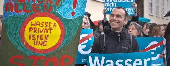 (Quelle: Heinrich-Böll-Stiftung | Lizenz: CC BY-SA 2.0) Es ist ein Protestmarsch zu sehen, gegen die Privatisierung von Wasser.