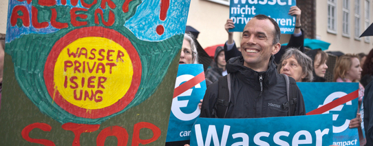 Es ist ein Protestmarsch zu sehen, gegen die Privatisierung von Wasser.