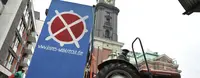 Ein Mann mit einem Trecker macht Werbung für das Volksbegehren in der Stadt.