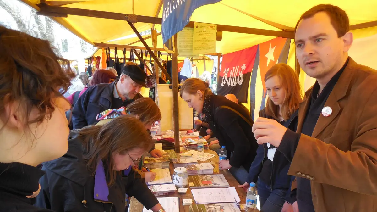 Auf dem Bild ist ein Informationsstand von Mehr Demokratie.