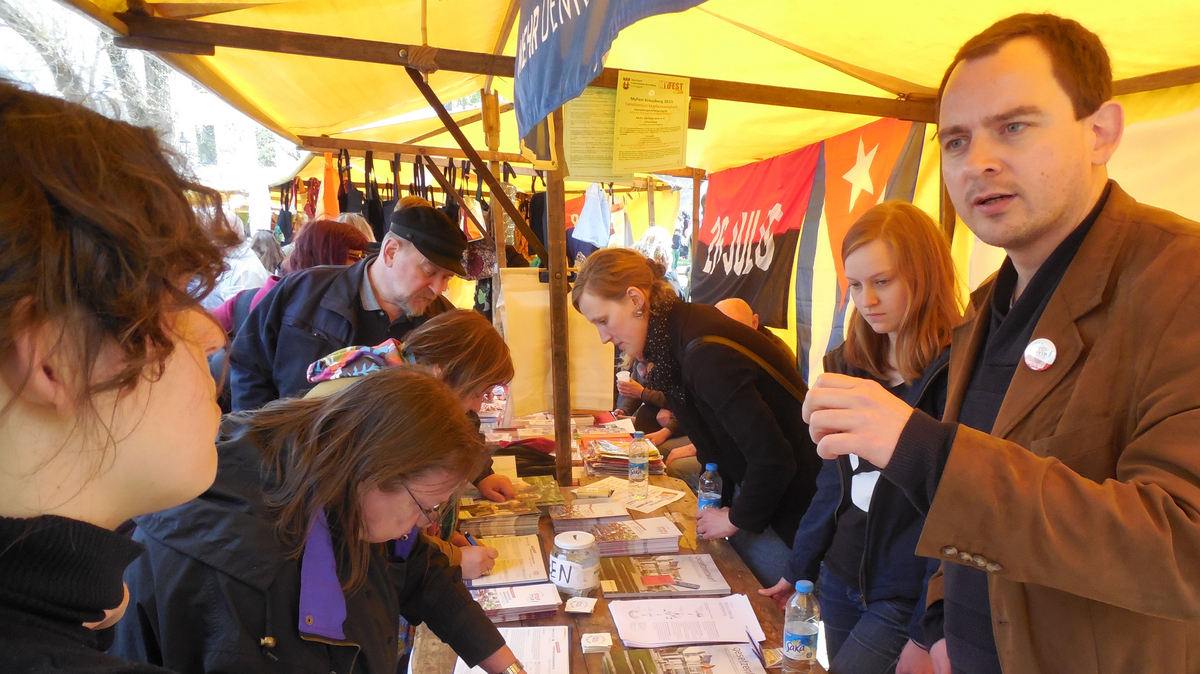 Auf dem Bild ist ein Informationsstand von Mehr Demokratie.