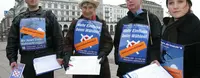Auf dem Bild sind Menschen, der Unterschriften für das Volksbegehren sammelt.