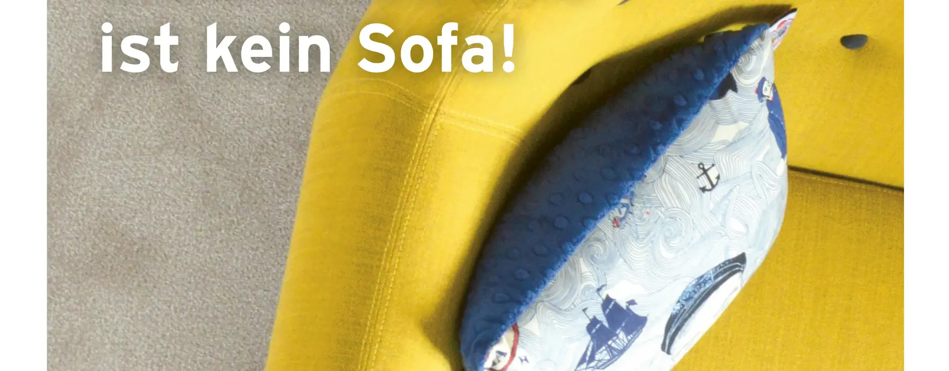 Zu sehen ist das Deckblatt von der Magazin Ausgabe vom 03.2024. Dort ist ein gelbes Ecksofa von oben zu sehen mit einem Kissen. Oben-mittig steht Die Demokratie, Absatz ist kein Sofa.