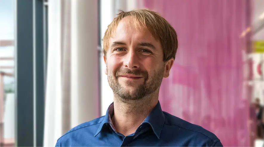Ein Porträt von Christian König. Er ist Referent für die Länder Sachsen, Thüringen, Mecklenburg-Vorpommern und Sachsen-Anhalt.
