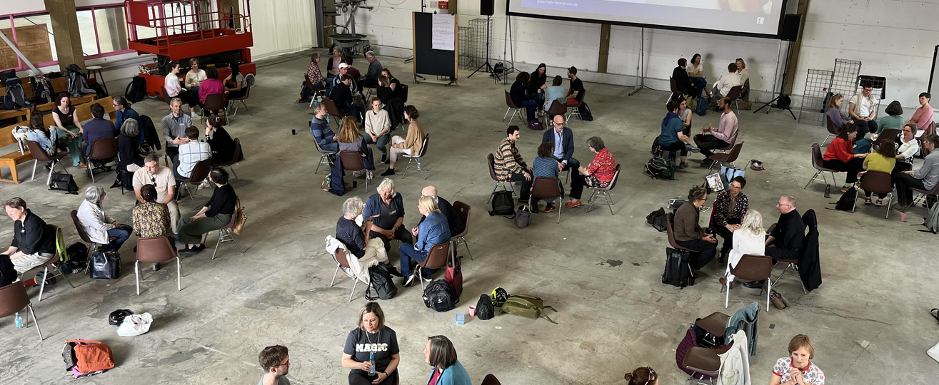 10 Vierergruppen in einem Raum diskutieren