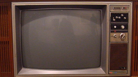 Alter Fernseher - Bildschirm im Holzkasten