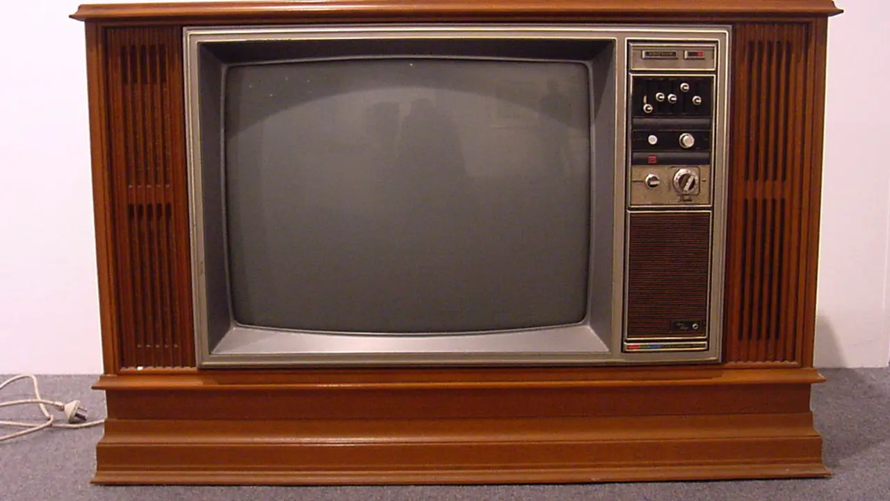 Alter Fernseher - Bildschirm im Holzkasten
