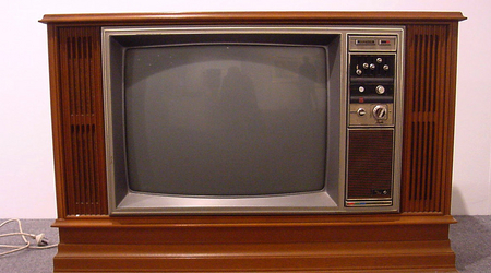 Alter Fernseher - Bildschirm im Holzkasten